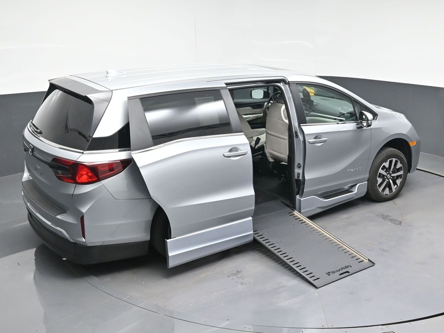 Silver Honda Odyssey image number 13