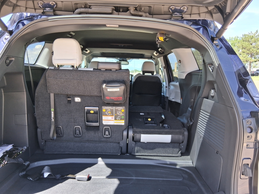 Blue Toyota Sienna image number 12