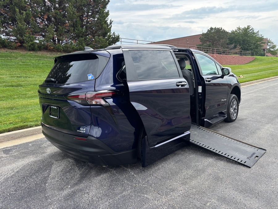 Used 2023 Toyota Sienna Hybrid XLE - BraunAbility Side Entry In Floor Automatic Ramp