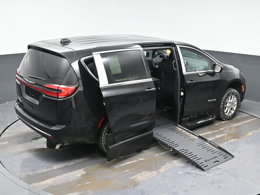 Black Chrysler Pacifica image number 10