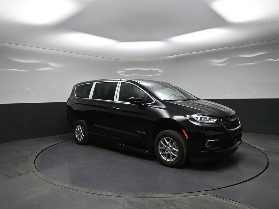 Black Chrysler Pacifica image number 17