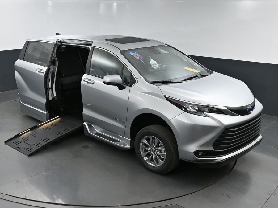 New 2025 Toyota Sienna Hybrid XLE Base - BraunAbility Side Entry Entry Fold Out Automatic Ramp