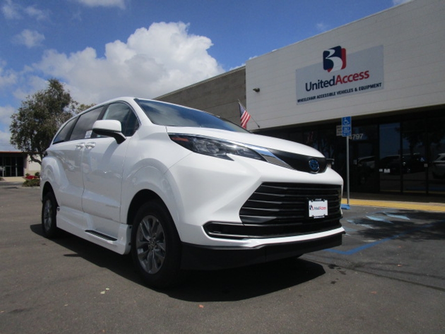New 2025 Toyota Sienna Hybrid LE AWD w MID ROW - Vantage Mobility Commercial Side Entry Entry In Floor Manual Ramp
