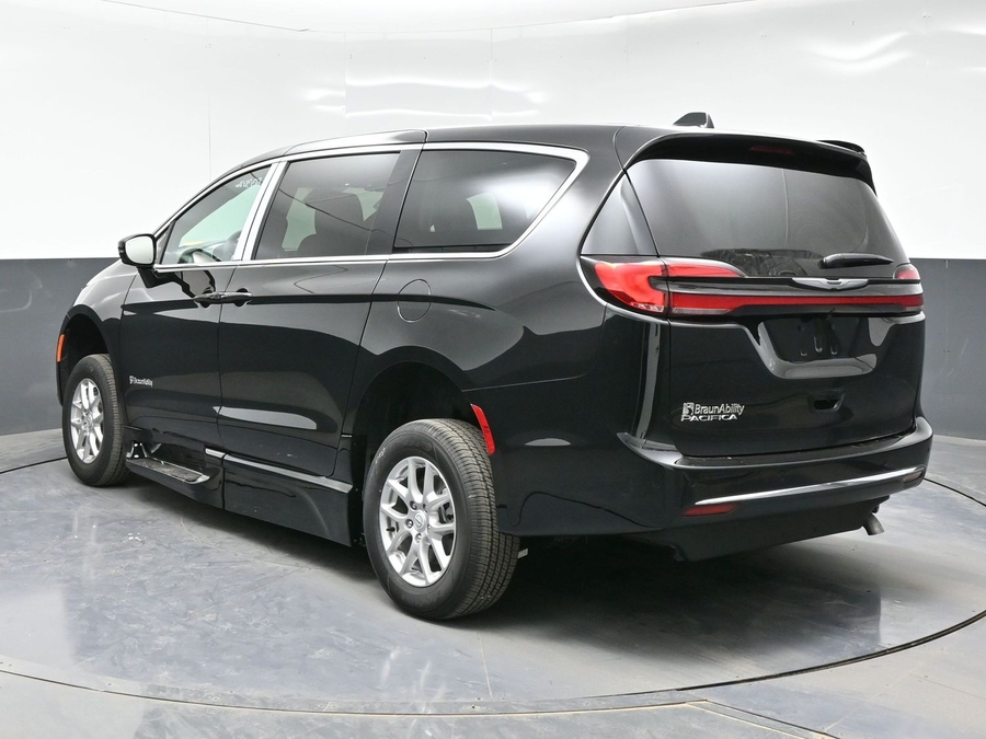 Black Chrysler Pacifica image number 4