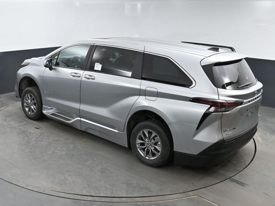 New 2025 Toyota Sienna Hybrid XLE Base - BraunAbility Side Entry Entry Fold Out Automatic Ramp