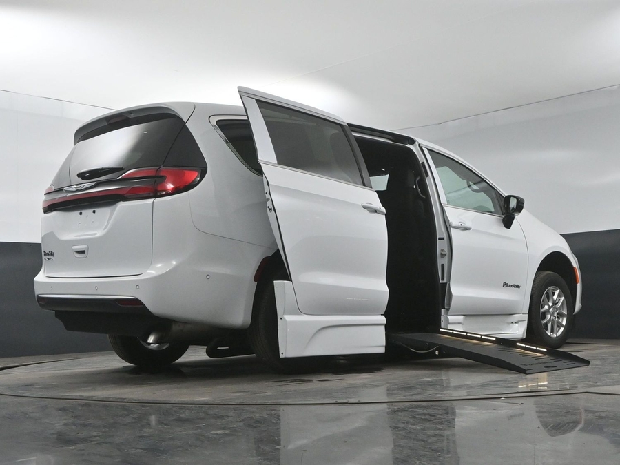 New 2025 Chrysler Pacifica Select Safety - BraunAbility Side Entry Entry Fold Out Automatic Ramp