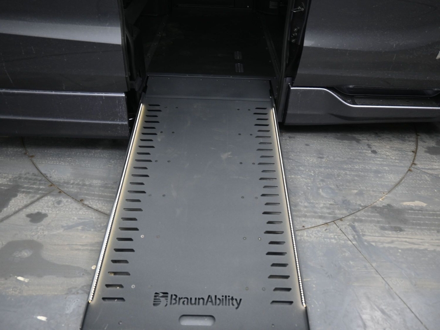 Grey Honda Odyssey image number 10