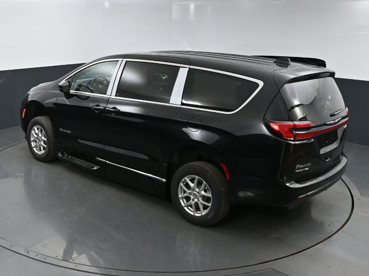 2025 CHRYSLER PACIFICA - Image 24