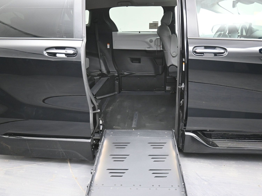 New 2026 Toyota Sienna Hybrid XLE Base - BraunAbility Side Entry Entry Fold Out Automatic Ramp