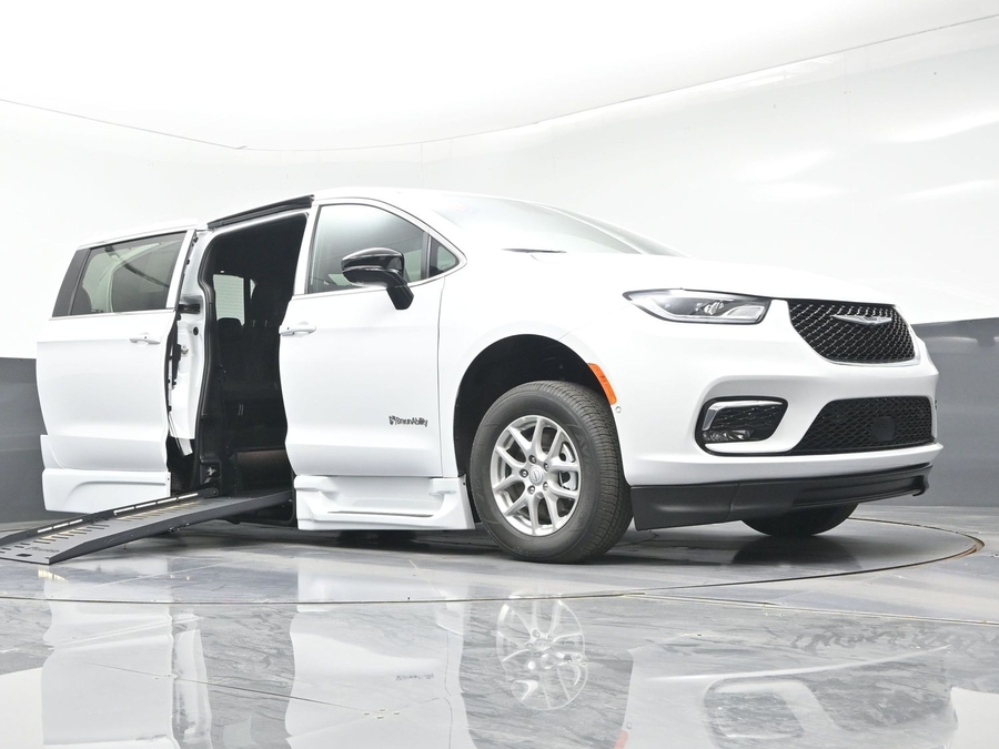 White Chrysler Pacifica image number 18
