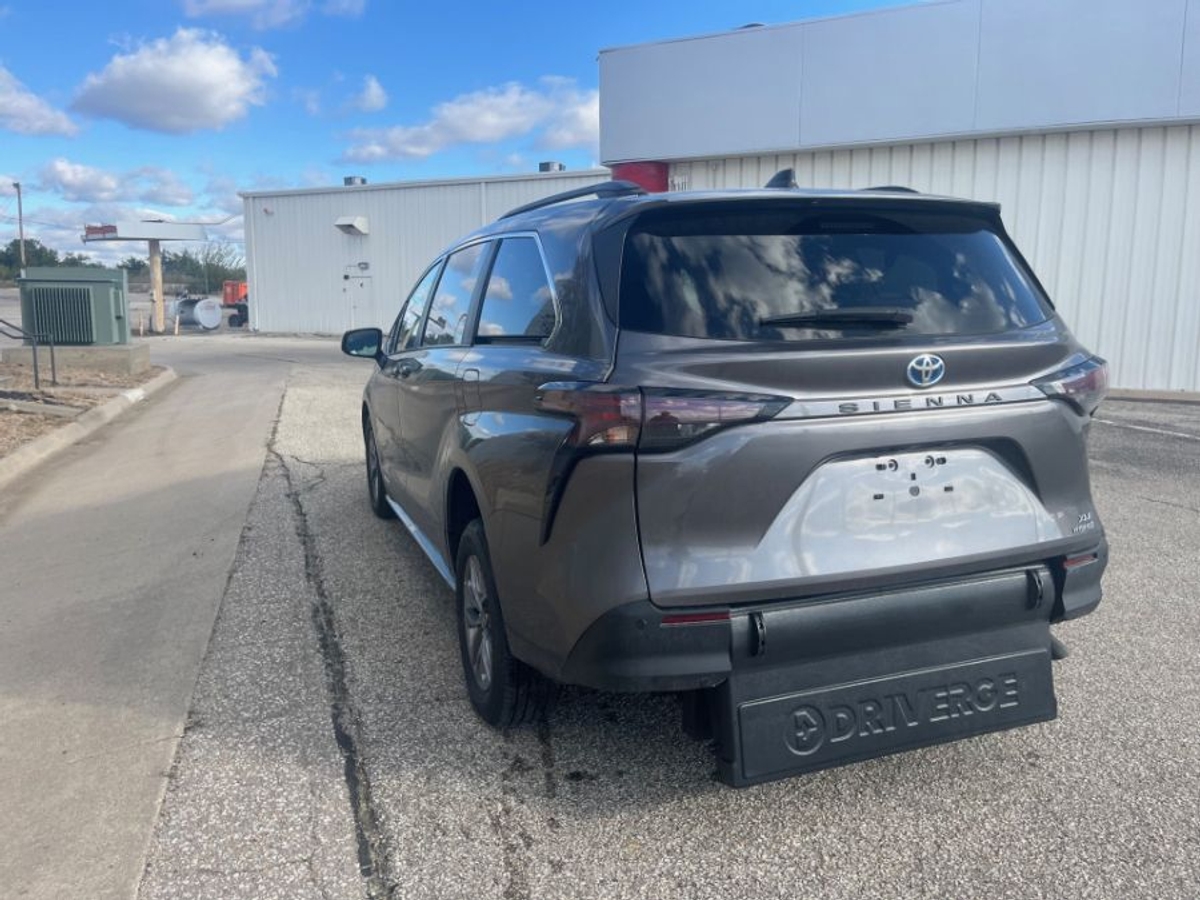 Grey Toyota Sienna image number 10