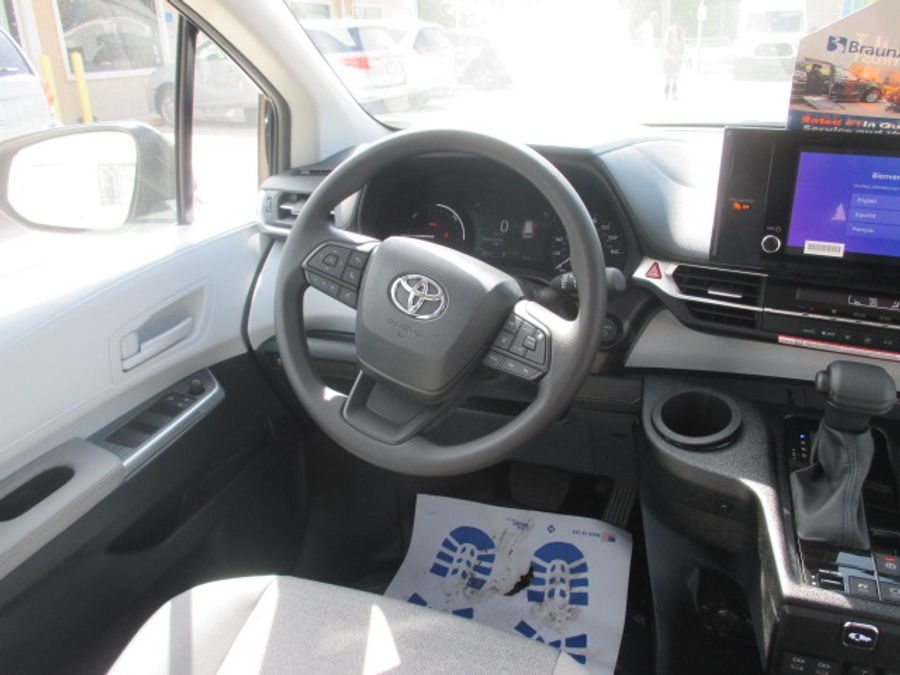 Black Toyota Sienna image number 35