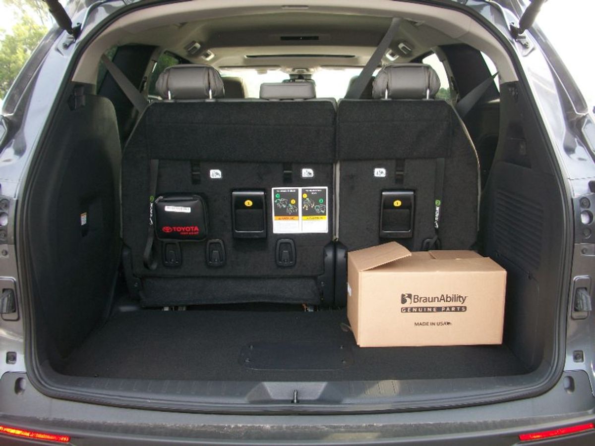 Grey Toyota Sienna image number 25