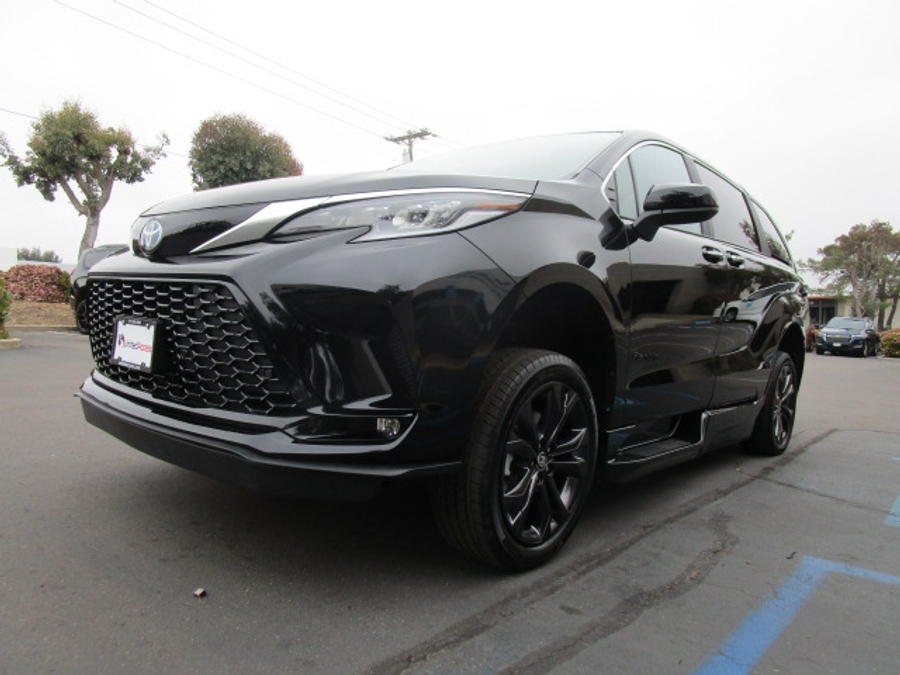 New 2025 Toyota Sienna Hybrid XSE Sport - BraunAbility Side Entry Entry In Floor Automatic Ramp