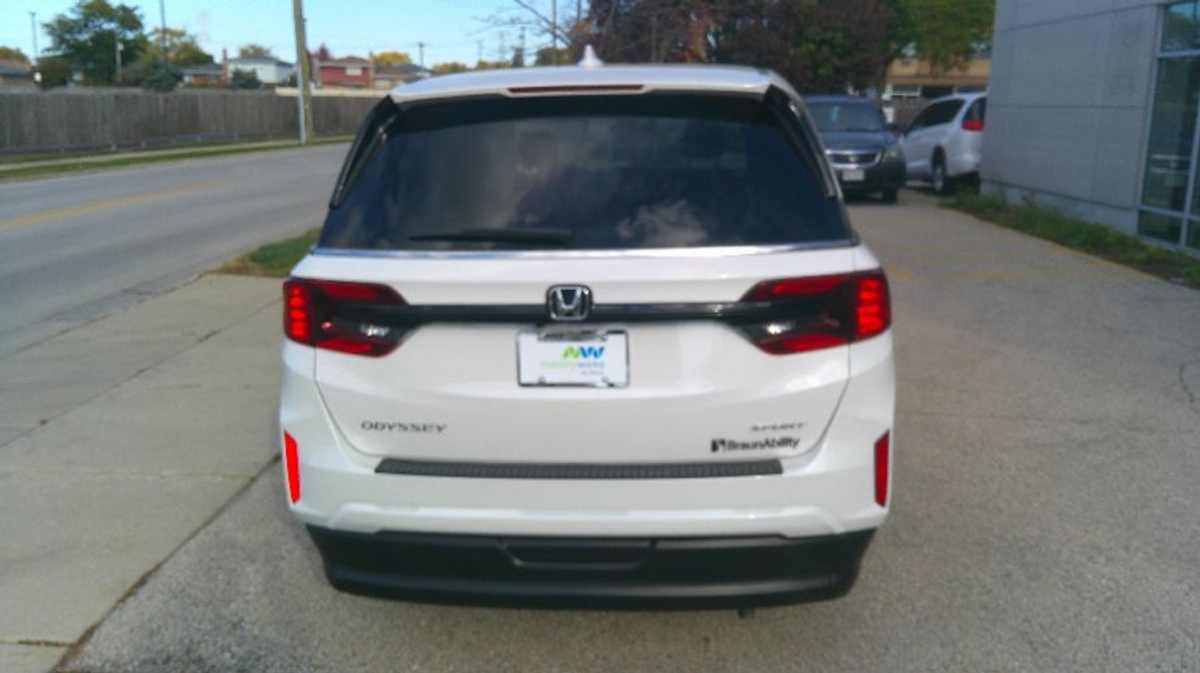 White Honda Odyssey image number 5