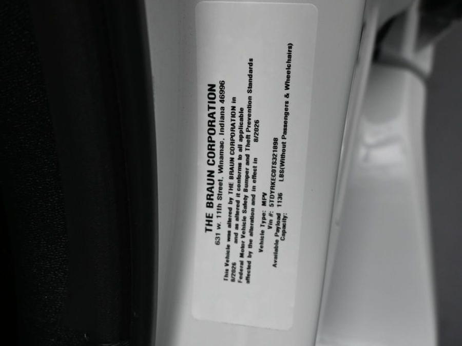White Toyota Sienna image number 16
