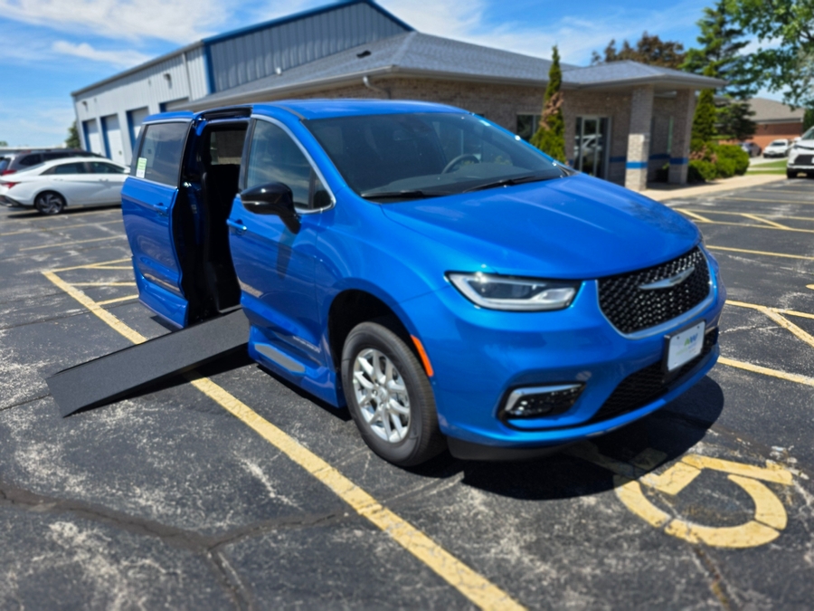 2026 Chrysler Pacifica Select's photo