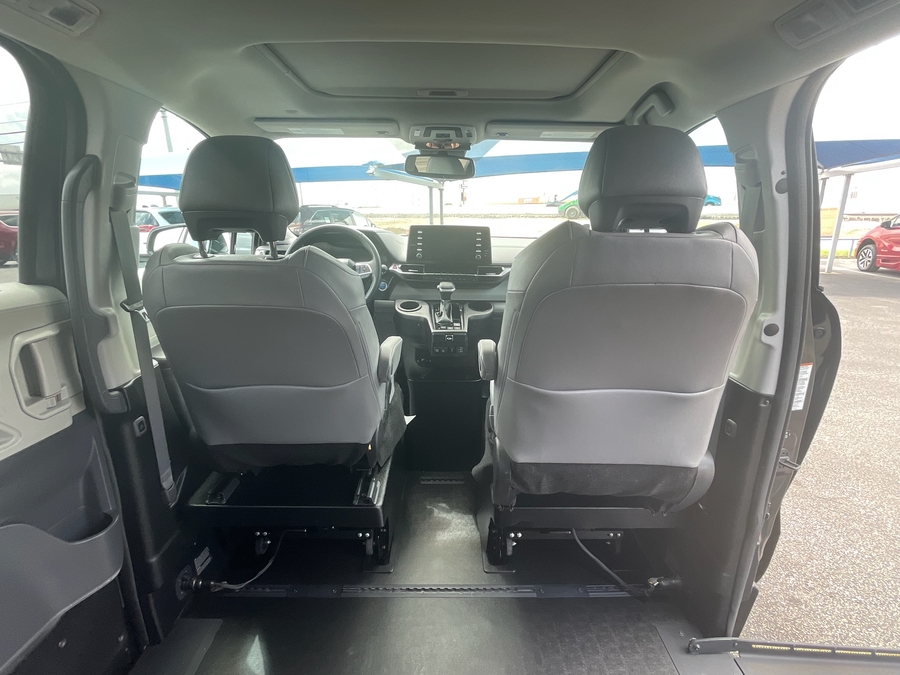 2023 Toyota Sienna XLE - Photo 13