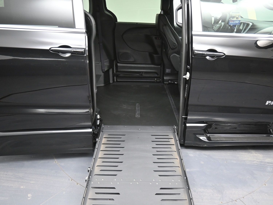 New 2025 Chrysler Pacifica Select Safety - BraunAbility Side Entry Entry Fold Out Automatic Ramp