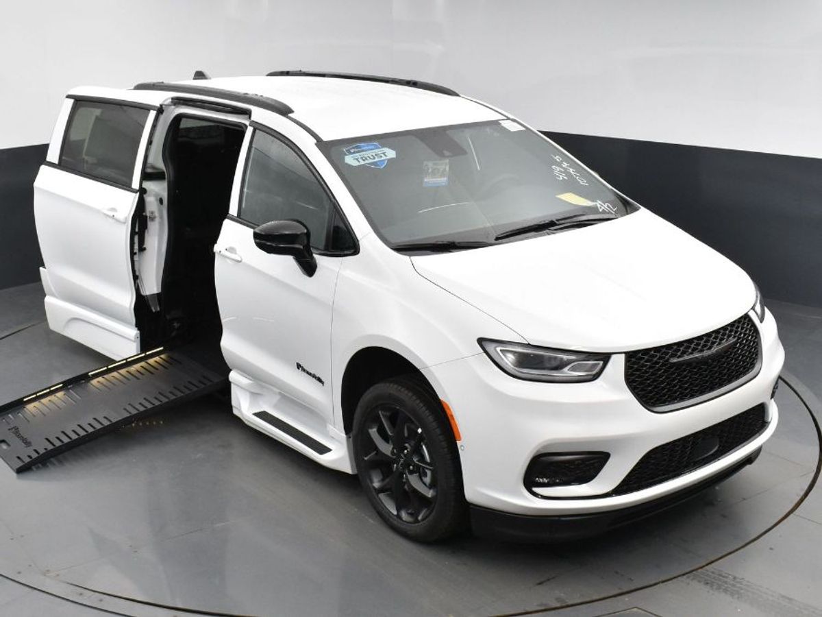 2024 CHRYSLER PACIFICA - Image 13