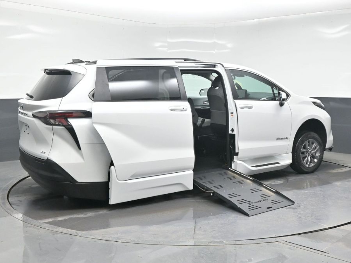 2025 TOYOTA SIENNA - Image 5