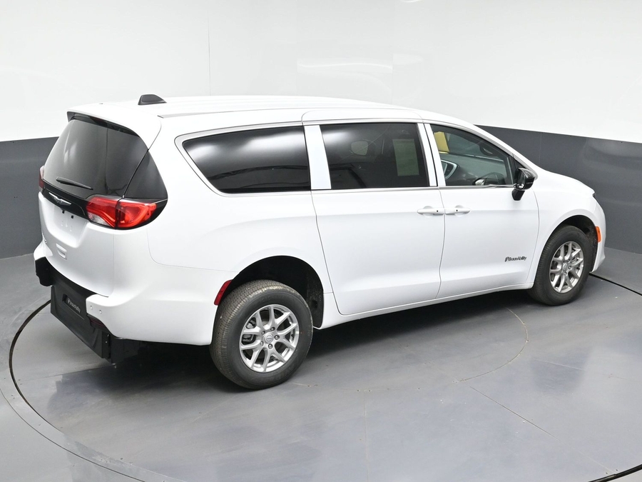 White Chrysler Voyager image number 22