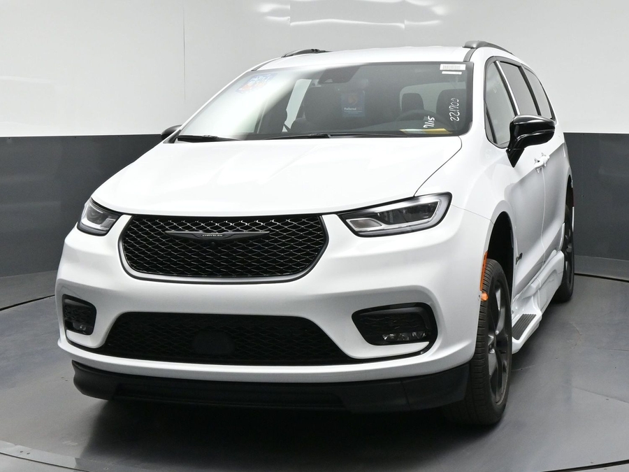 New 2026 Chrysler Pacifica Select Sport - BraunAbility Side Entry Fold Out Automatic Ramp
