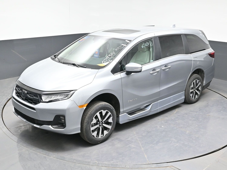 Silver Honda Odyssey image number 18