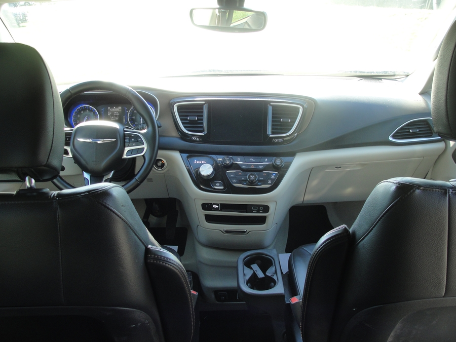 Grey Chrysler Pacifica image number 13