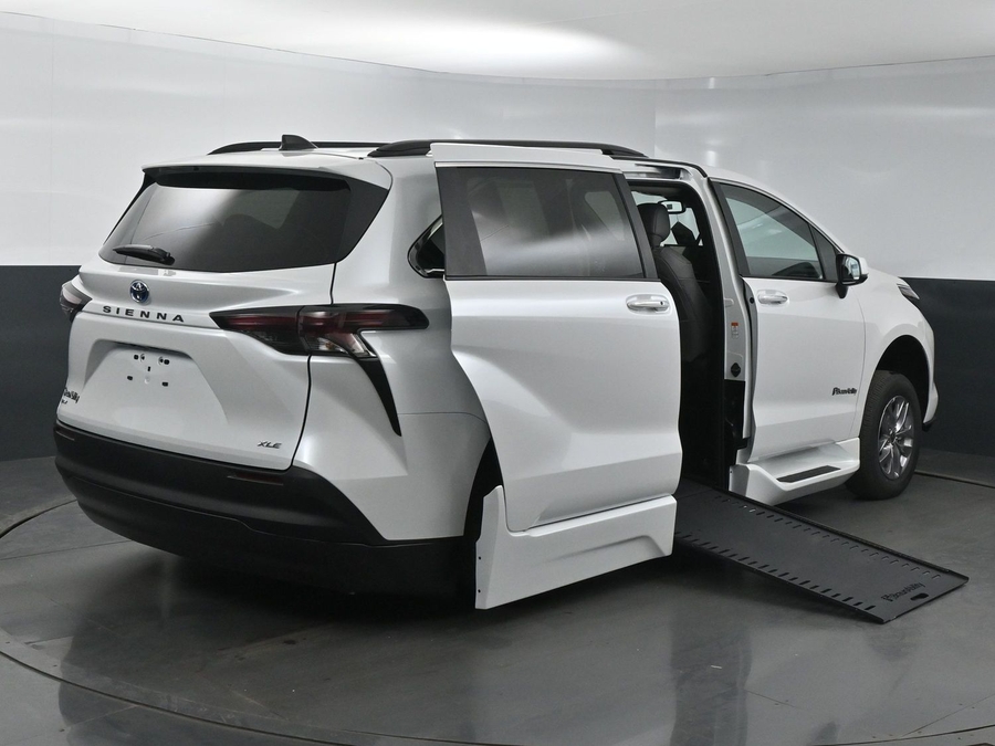 New 2025 Toyota Sienna Hybrid XLE Plus - BraunAbility Side Entry Entry In Floor Automatic Ramp