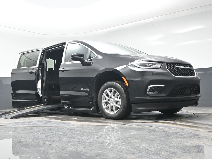 Black Chrysler Pacifica image number 18