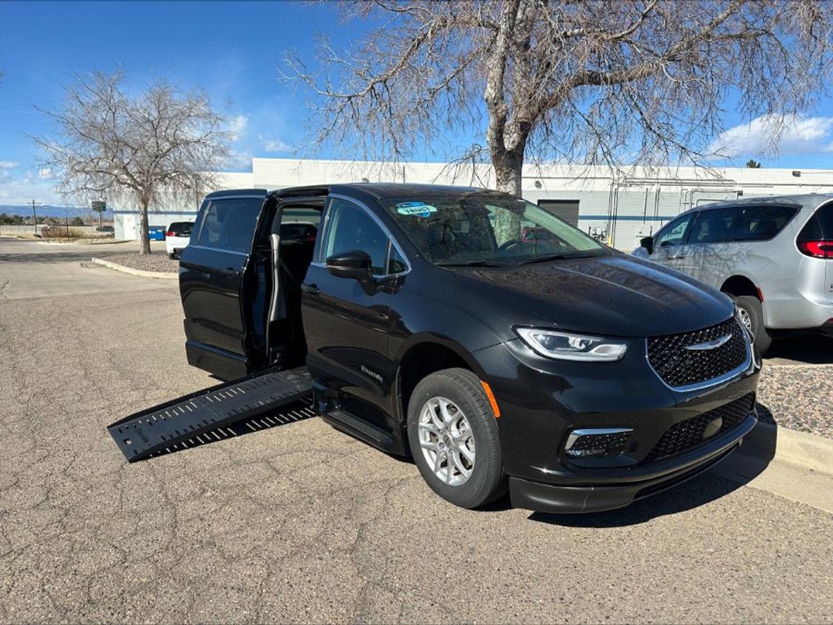 2023 CHRYSLER PACIFICA - Image 5