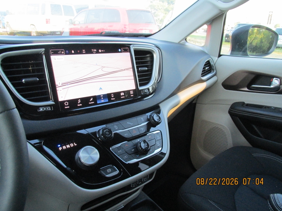 Granite Crystal Metallic Chrysler Voyager image number 3