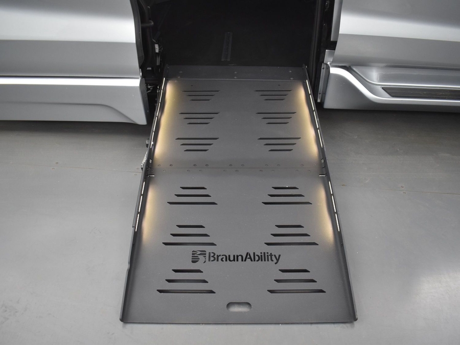 New 2025 Toyota Sienna Hybrid XLE Plus - BraunAbility Side Entry Entry Fold Out Automatic Ramp