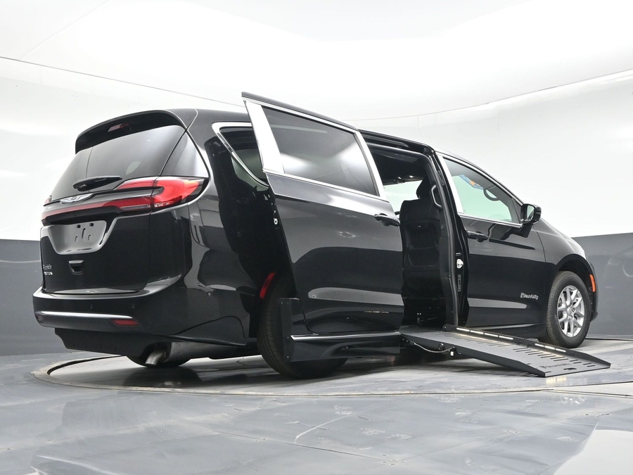 Black Chrysler Pacifica image number 21