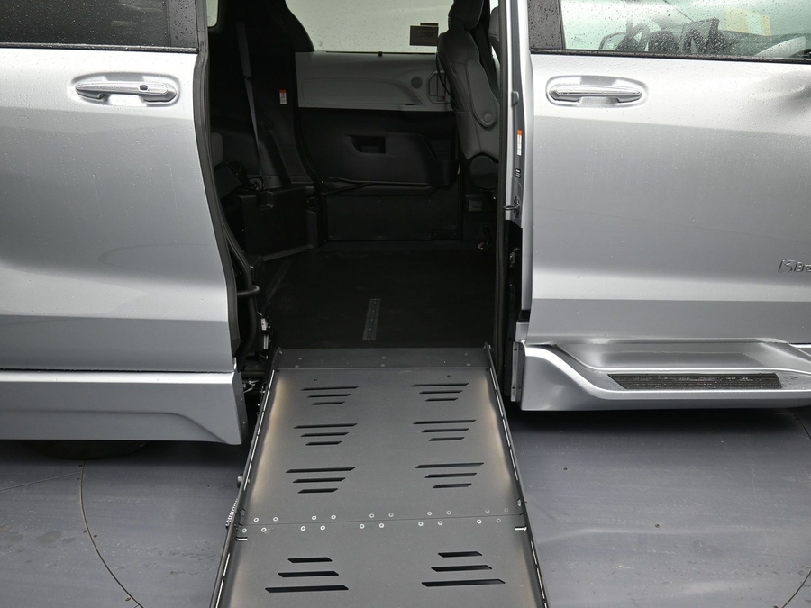 New 2025 Toyota Sienna Hybrid XLE Plus - BraunAbility Side Entry Entry Fold Out Automatic Ramp