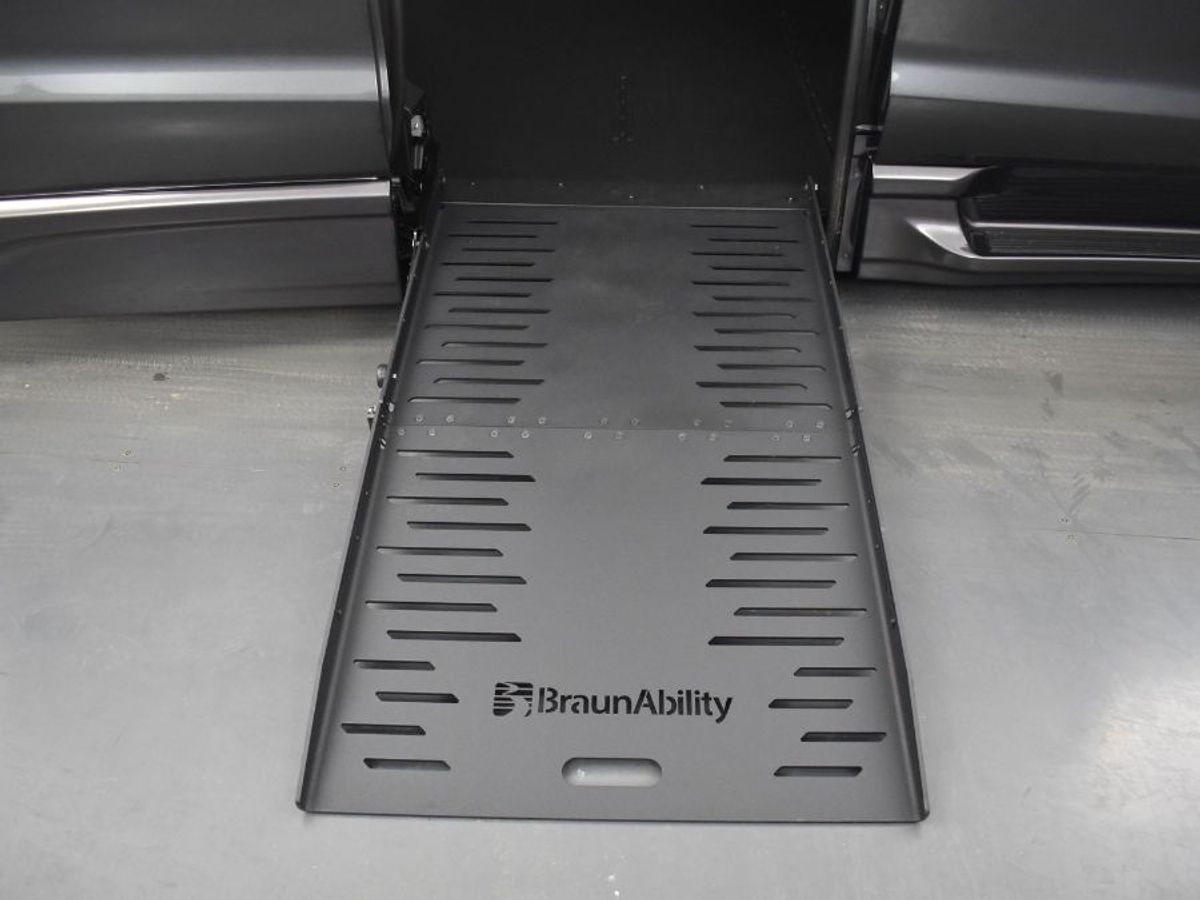 Grey Chrysler Voyager image number 10