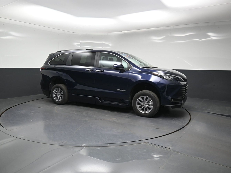 2026 Toyota Sienna XLE - Photo 13