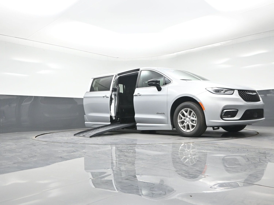 New 2026 Chrysler Pacifica Select - BraunAbility Side Entry Fold Out Automatic Ramp