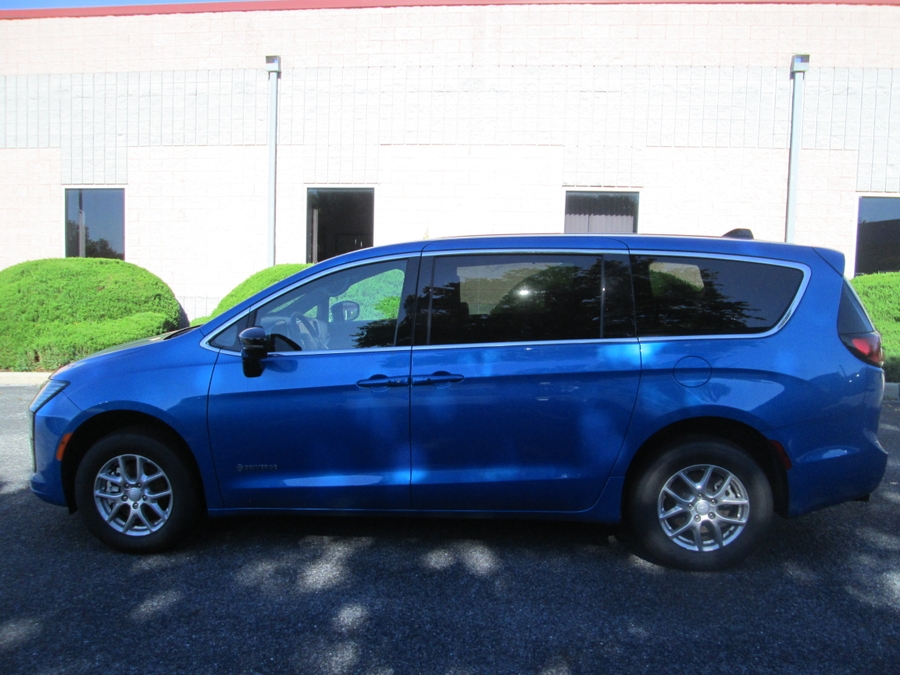 Blue Chrysler Pacifica image number 10