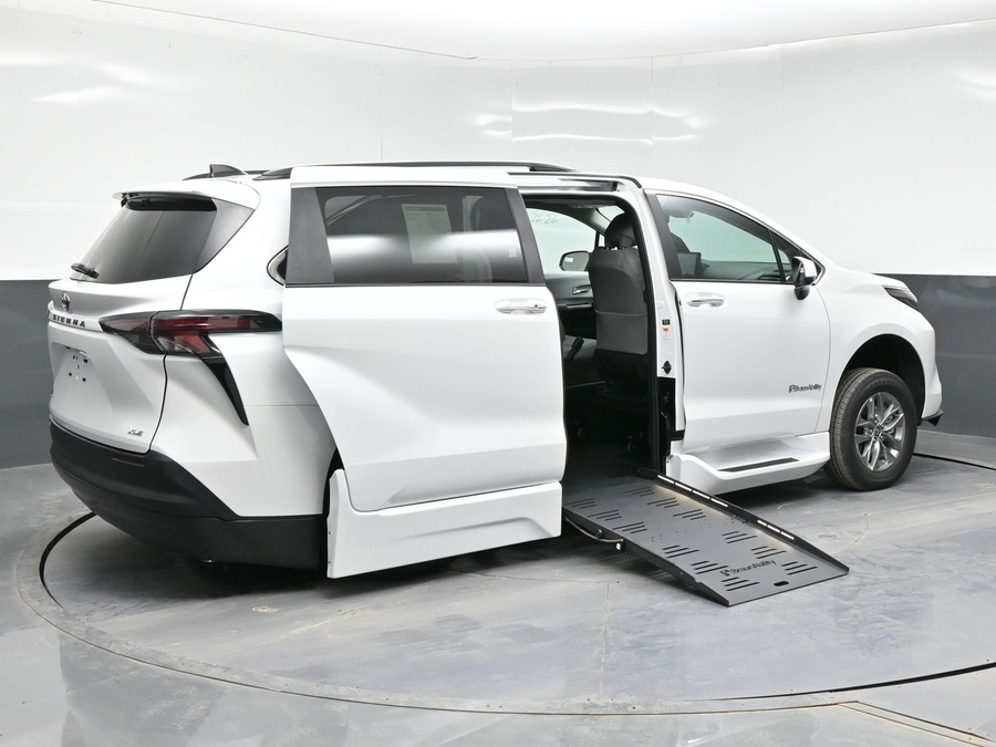 New 2026 Toyota Sienna Hybrid XLE Add - BraunAbility Side Entry Entry Fold Out Automatic Ramp