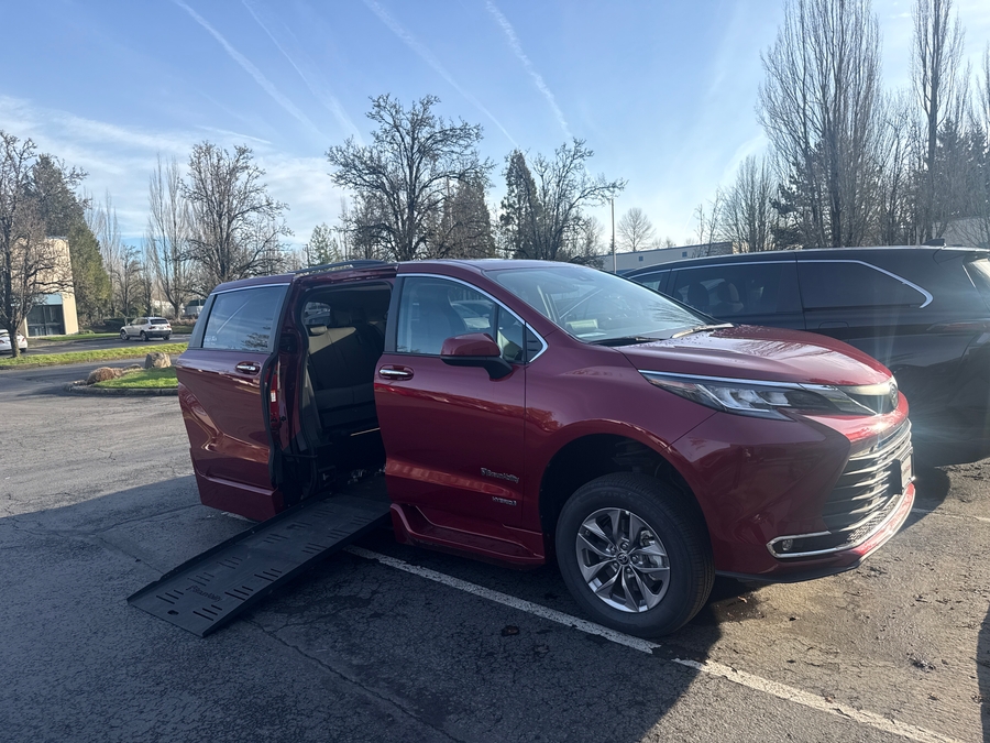 Used 2021 Toyota Sienna Hybrid XLE Base - BraunAbility Side Entry Entry Fold Out Automatic Ramp
