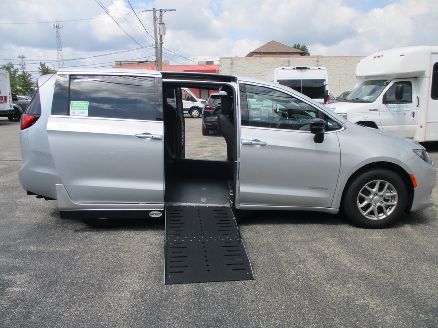 Silver Chrysler Voyager image number 2
