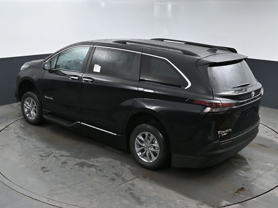 New 2025 Toyota Sienna Hybrid XLE Plus - BraunAbility Side Entry Entry In Floor Automatic Ramp