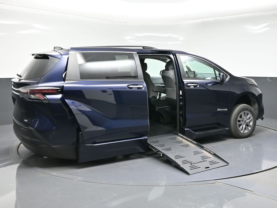 New 2026 Toyota Sienna Hybrid XLE Base - BraunAbility Side Entry Entry Fold Out Automatic Ramp