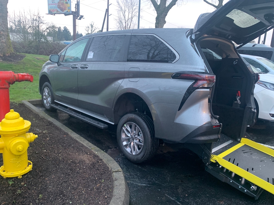 New 2026 Toyota Sienna Hybrid LE - Vantage Mobility Rear Entry Entry Fold Out Manual Ramp