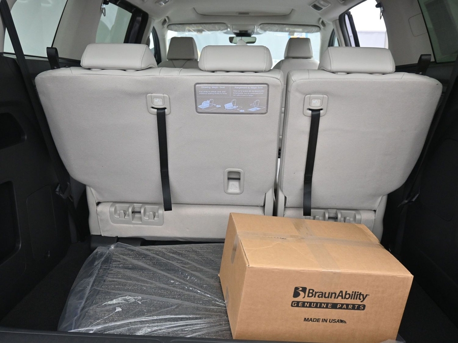 Grey Honda Odyssey image number 13