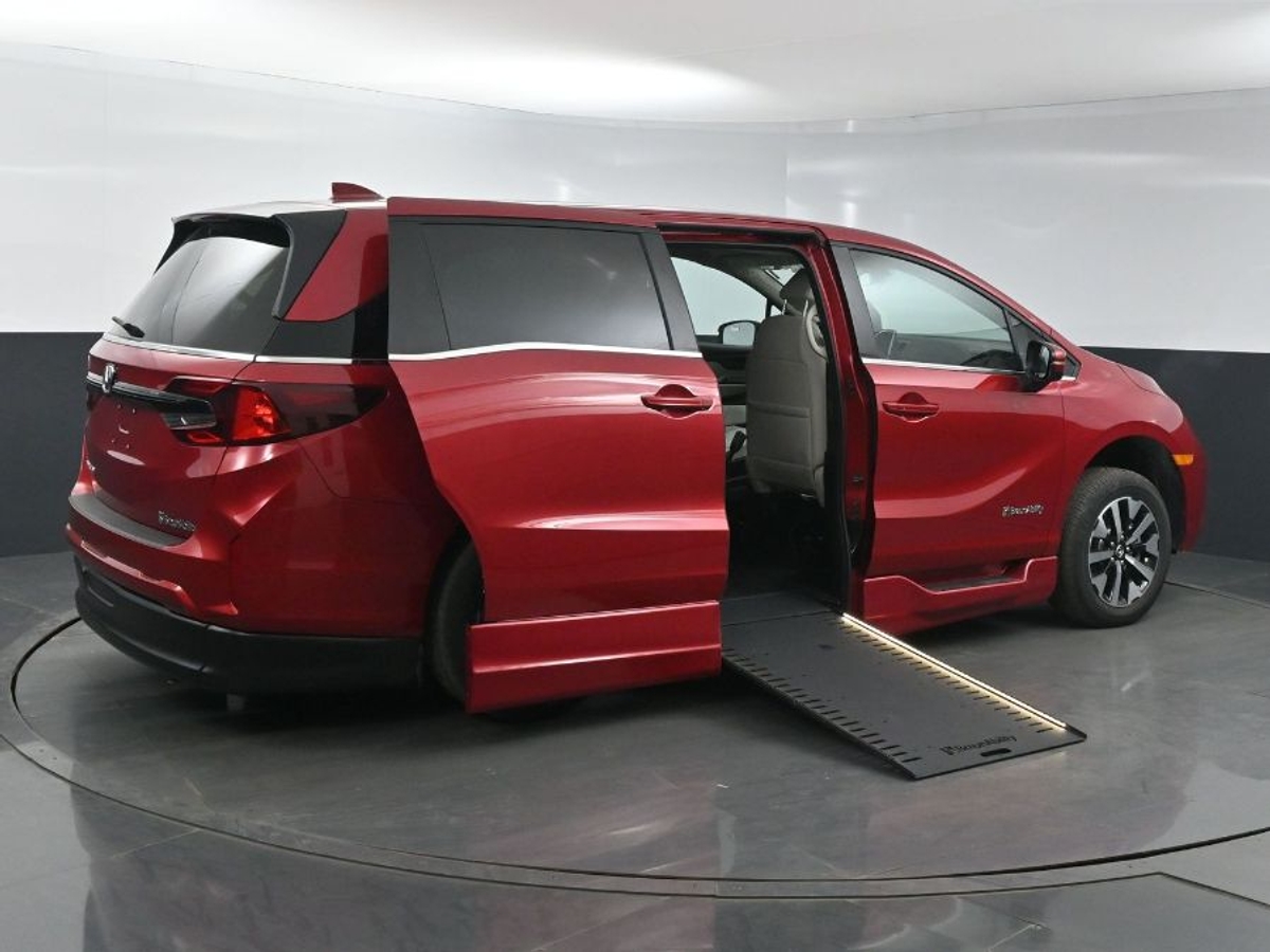 Red Honda Odyssey image number 7