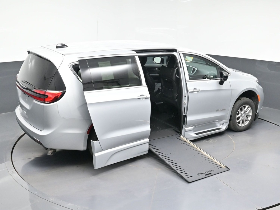 New 2026 Chrysler Pacifica Select Safety - BraunAbility Side Entry In Floor Automatic Ramp