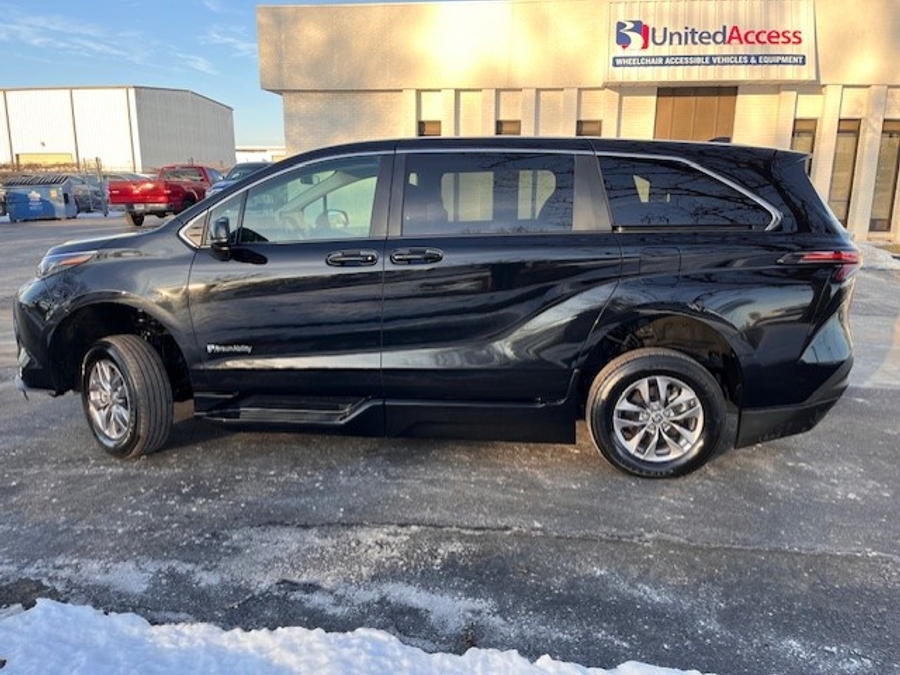 Used 2024 Toyota Sienna Hybrid LE - BraunAbility Side Entry Entry Fold Out Automatic Ramp